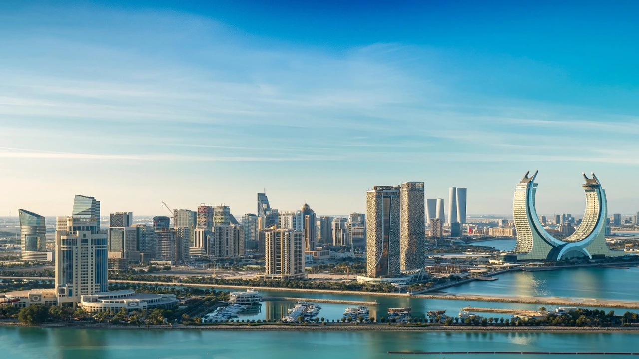 أجواء باردة نسبياً تسيطر على الساحل وظهور سحب متفرقة في عرض البحر ليلاً